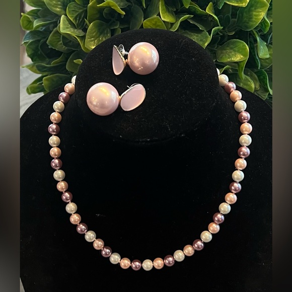 ❤️PINK PEARL SINGLE STRAND STAPLE NECKLACE WITH MATCHING POST EARRINGS💕 - Picture 3 of 7